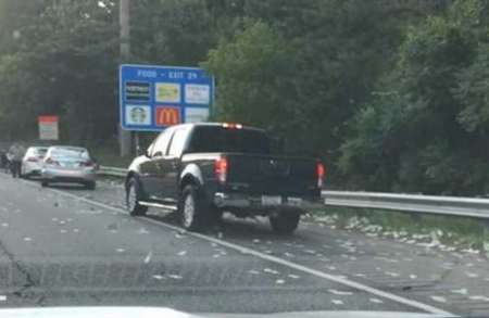 Un camión blindado pierde 175.000 dólares y provoca una ‘lluvia de billetes’ en Atlanta