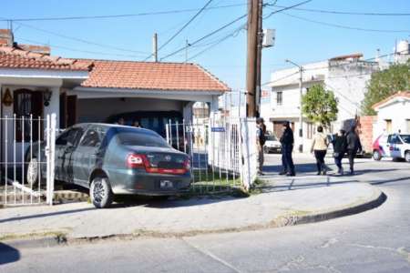 Lo chocaron y terminó incrustándose en una casa, ocurrió en O’ Higgins y Bolívar
