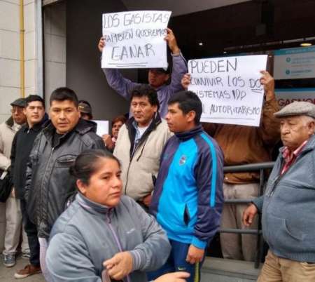 Gasistas matriculados se manifiestan en las puertas de GASNOR