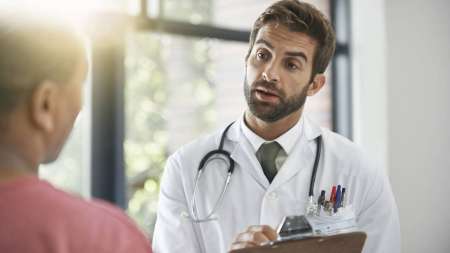 Amante de médico salteño armó tremendo revuelo en la calle: gritos, daños y persecusión