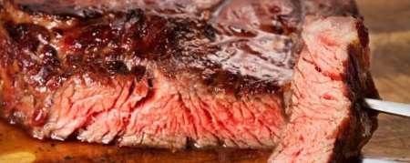 Era vegana, fue mamá y ahora le da carne cruda a su hijo