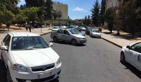 Remiseros cortan calles para exigir una actualización de tarifas