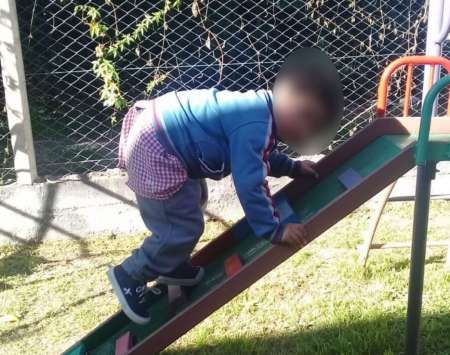 El sufrimiento de un niño con autismo: una restricción no le permite ir todos los días a la escuela