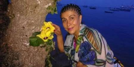 Ginecóloga apareció muerta y semidesnuda en el patio de su casa