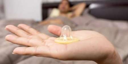 Se puso un preservativo en el pie y fue viral: mirá porqué lo hizo