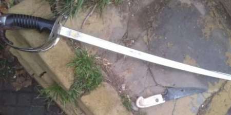 Quiso cortarle el cuello a su pareja con un sable militar