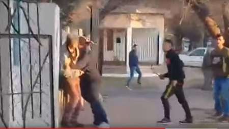 Video: Demencial pelea de tránsito en la que le partieron la cabeza a un hombre