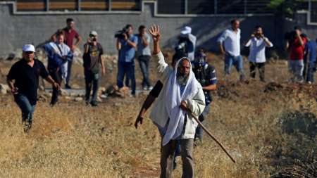 VIDEOS: Palestinos insultan y escupen en la cara a un bloguero saudita invitado a Jerusalén por Israel