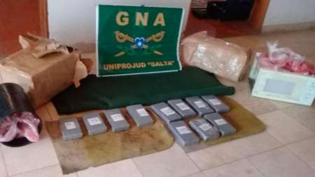 Cuatro personas fueron detenidas por traficar cocaína en encomiendas