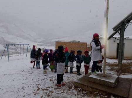 Mientras en Salta muchos siguen sin clases, en el interior asisten en medio de nevadas