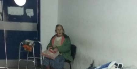 Abuela duerme en un hospital porque su hija la echó de su casa