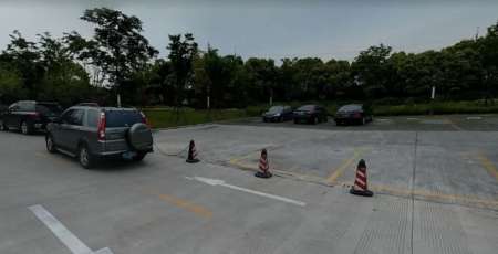 Nena se escondió en caja de cartón y camioneta la aplastó: se salvó milagrosamente