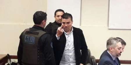 En el primer día de juicio, boxeador acusado de abusar a su hija realizó polémicos gestos