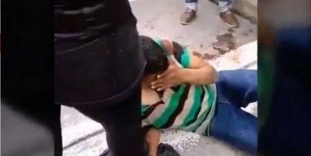 Impactante video: madres furiosas molieron a golpes a ladrón que robaba a sus hijos