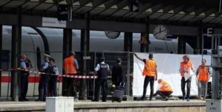 Desquiciado empujó a las vías a madre e hijo: el tren destrozó al nene