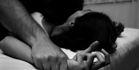 Apuesta a su esposa en juego de cartas, pierde y permite que amigos la violen