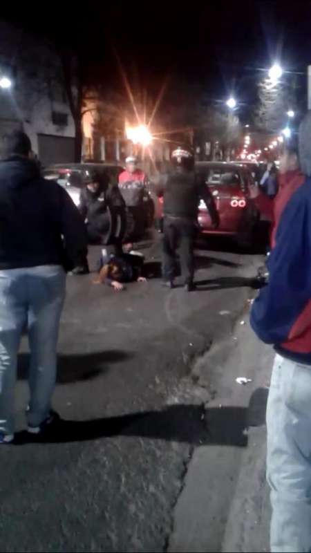 Salteñas salieron a "quebrar la semana" y se partieron a piñas en pleno centro