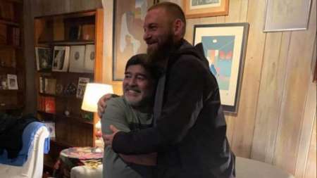 Emotivo encuentro entre Maradona y De Rossi