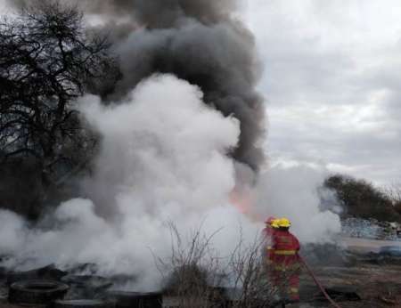 Neumáticos acopiados se incendiaron en el predio San Javier