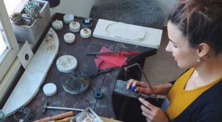 Nació con parálisis cerebral, tuvo anorexia, sufrió bullying en la escuela y hoy es una exitosa diseñadora de joyas