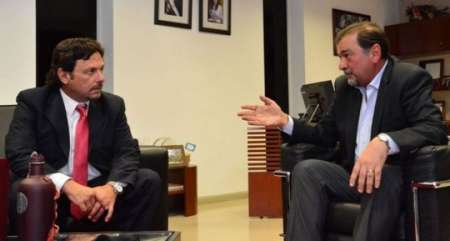 Ante la insistencia de Leavy de evitar una interna con Isa, Sáenz lo invita a su frente