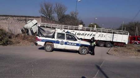 Un camión se estrelló contra un paredón donde los choques son frecuentes