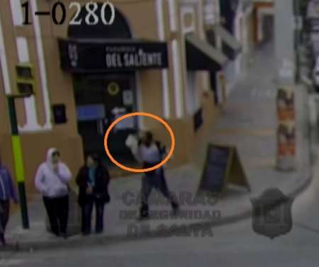 Una mujer esperaba para cruzar la calle y fue atacada por un paciente psiquiátrico