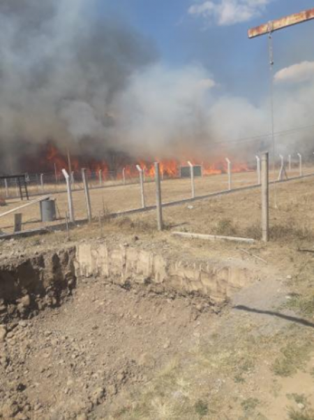 Un feroz incendio causó pánico en la zona del aeropuerto: "Pudo ser una desgracia"
