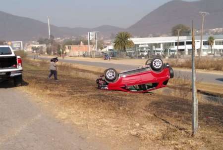 Mujer volcó en su camioneta al esquivar una vaca en la salida a Salta