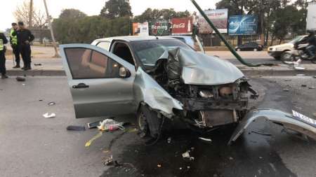 Un auto chocó con un poste de luz, cerca de la rotonda del limache