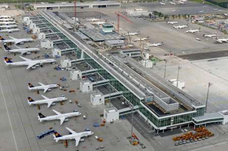 Abrió la puerta equivocada en el aeropuerto y por su culpa cancelaron 130 vuelos