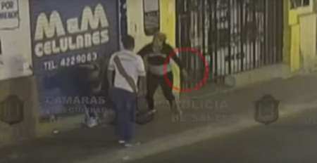 Le robaron billetera y celular, encima fue apuñalado por las ladronas en pleno centro