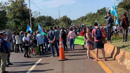 Puerto Iguazú: agreden a turistas que intentaron cruzar a pie un piquete