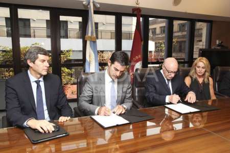 Urtubey firmó convenio con el CFI para asistir a pequeños productores y comerciantes afectados por las inundaciones