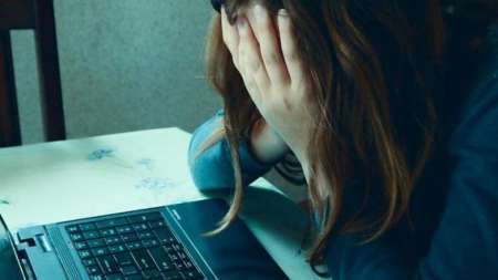 Tiene 14 años, se sacó fotos desnuda, la acosaron y abusaron sexualmente