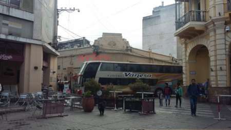 Otra vez, un colectivo de turismo se quedó varado en el microcentro