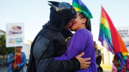 En Salta hicieron un “besazo” para manifestarse en contra del presidente de Brasil