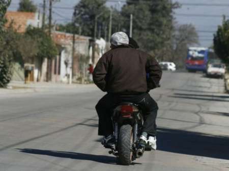 Una mujer murió apuñalada por dos motochorros en Colonia Santa Rosa