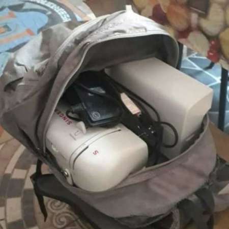 Robó una máquina de coser y corría cargándola en sus espaldasa