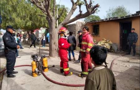 Bomberas rescataron a niños de un incendio en el sur de la ciudad