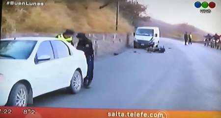 Impresionante choque entre una camioneta y una moto en el Portezuelo: herido grave