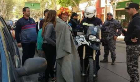 Festejaba su recibida y la policía la detuvo por exhibicionismo [VIDEO]