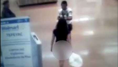 VIDEO Una mujer se desnudó en un supermercado para demostrar que no estaba robando