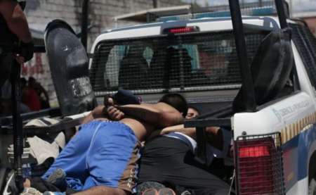 Destrozaron un patrullero y patotearon a policías, pero los dejaron irse a su casa