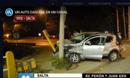 Chocó contra un caño de gas y provocó un caos vehicular en Av. Juan XXIII
