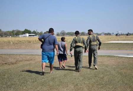 Changuito salteño hizo llorar a soldados: les llevó un regalito y cumplió su sueño