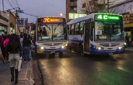 Desde esta medianoche, viajar en Saeta costará un peso más