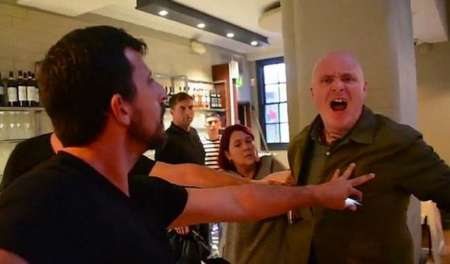 Hombre golpeó a activista vegana que entró a protestar a un local de comidas