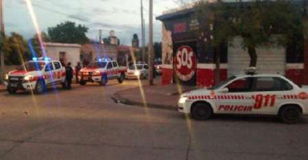 Persecución en Villa San Antonio: detuvieron a dos jóvenes por llevar un arma "tumbera"