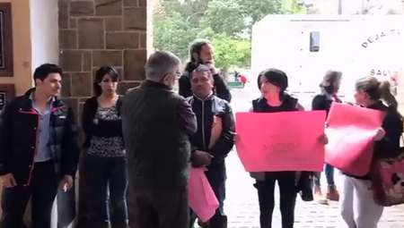 Escrache al bar del MAAM: Ex empleadas denuncian acoso sexual y laboral